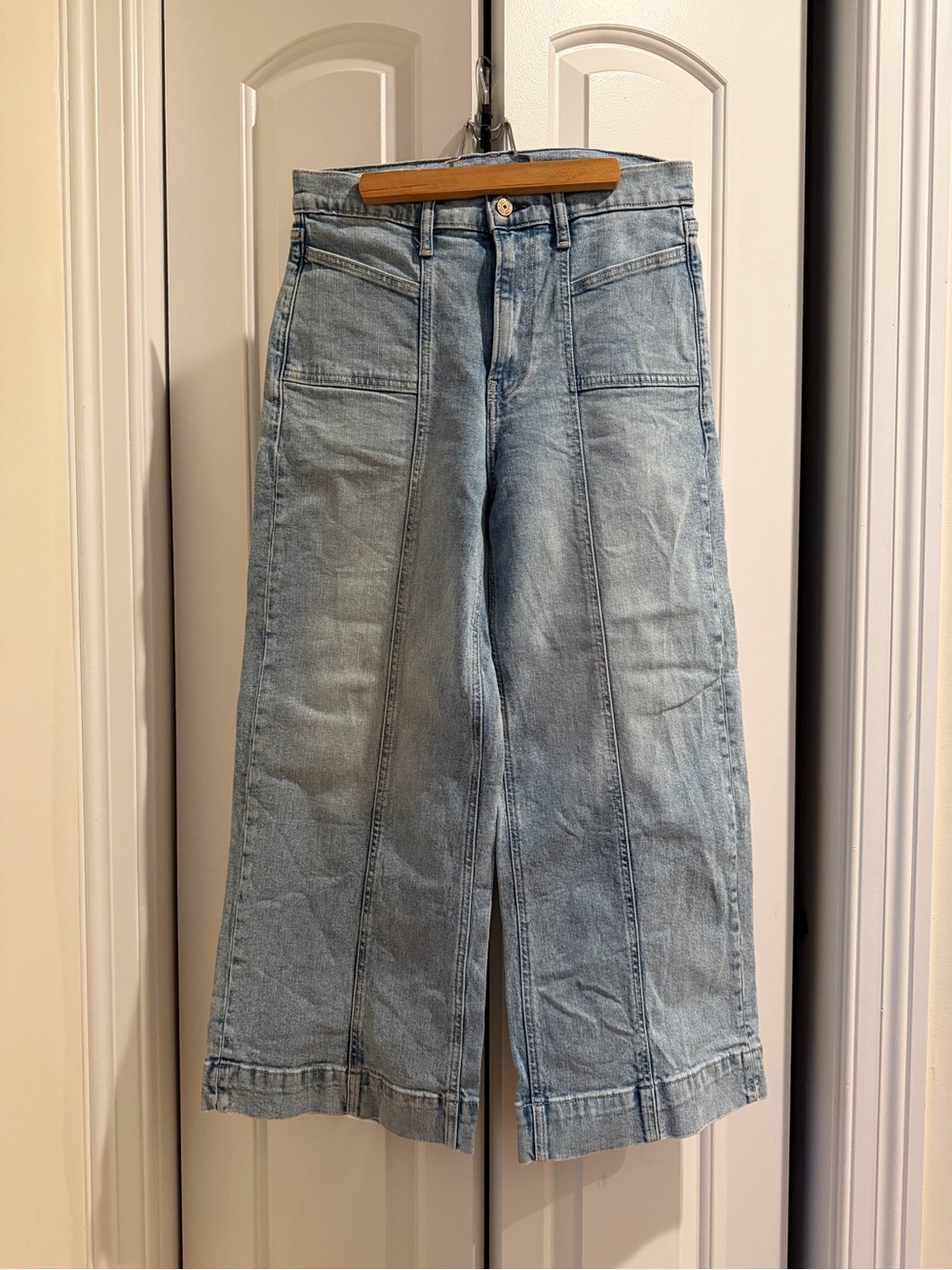 EUC Classic GAP Light Wash Denim Wide-Leg Women’s Jeans. 8Petite